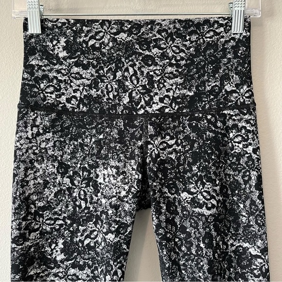 Lululemon Wunder Under Crop II Scallop 24” Achromatize Ice Grey Black Size 6 - Picture 2 of 13